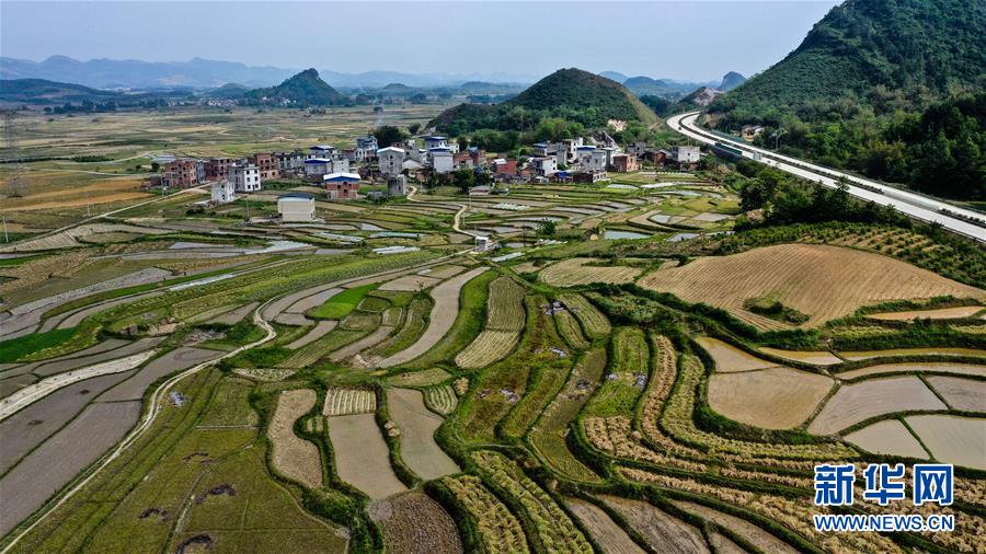 上空から眺めた広西チワン族自治區(qū)北部の春の田園風景