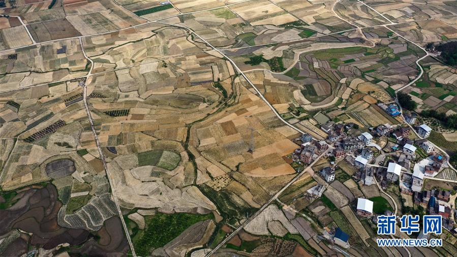 上空から眺めた広西チワン族自治區(qū)北部の春の田園風景