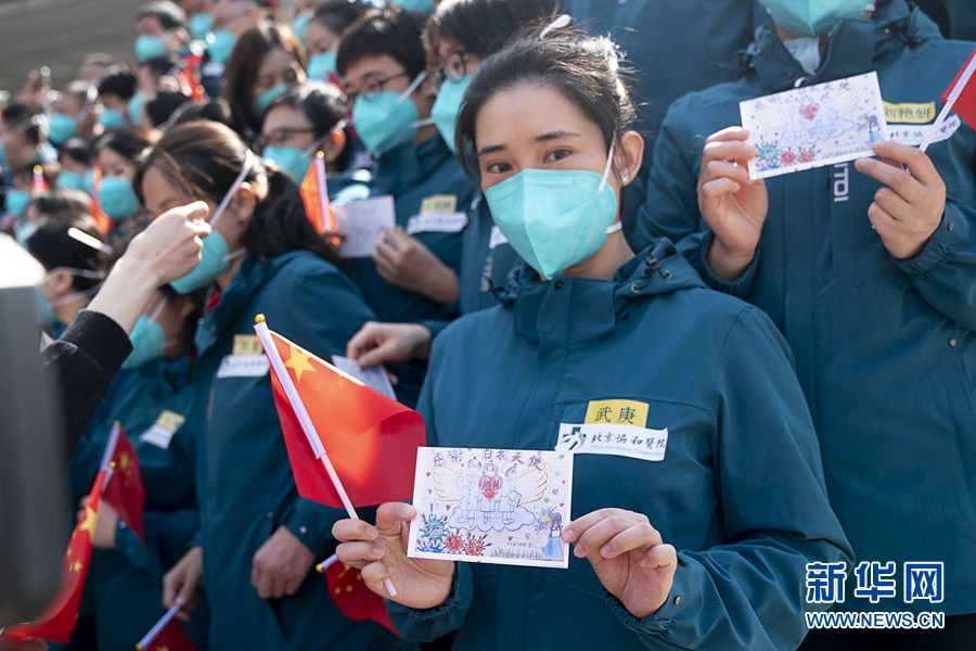 4月15日、市民がプレゼントしたカードを見せる北京協(xié)和醫(yī)院國家湖北防疫支援醫(yī)療チームのメンバー（撮影?熊琦）。