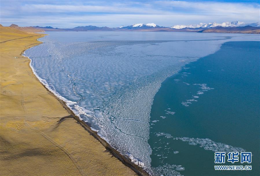 チベットの高原の湖?普姆雍措が解氷