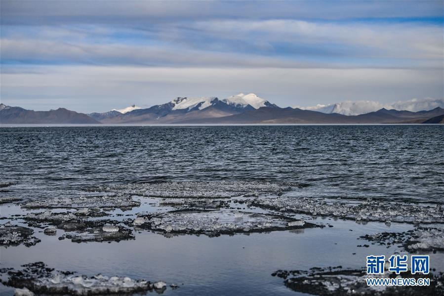 チベットの高原の湖?普姆雍措が解氷