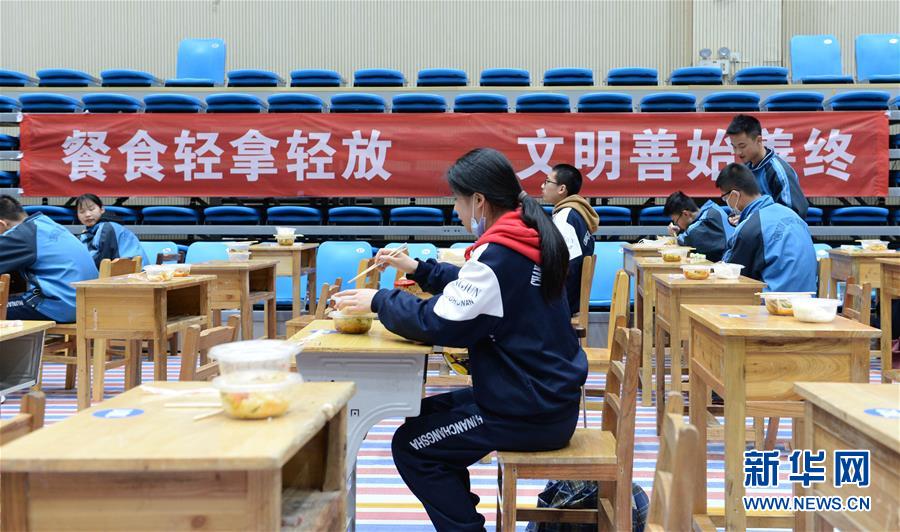 中高一貫校の體育館が「大食堂」に様変わり　湖南省長沙市