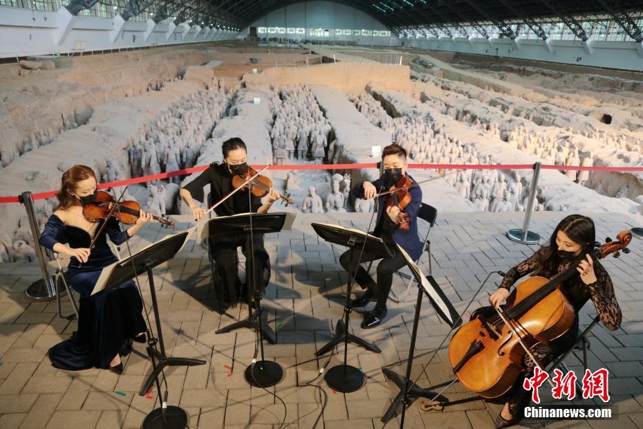 4月22日、陝西省西安市秦始皇兵馬俑一號坑の前で演奏會のリハーサルを行う演奏家たち（撮影?張遠(yuǎn)）。