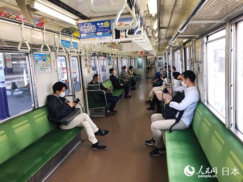 日本では普段から電車に乗る際、他人とは一定の距離を保つ習(xí)慣があるが、新型コロナウイルスの感染が広がっている現(xiàn)在、感染防止のため、乗客たちは互いに保つ距離をさらに広げ、電車に乗る人も目に見(jiàn)えて減少している。また換気があまりよくない車両內(nèi)などでは、マスクをしていない人を見(jiàn)かけることもすでにほとんどなくなっている。