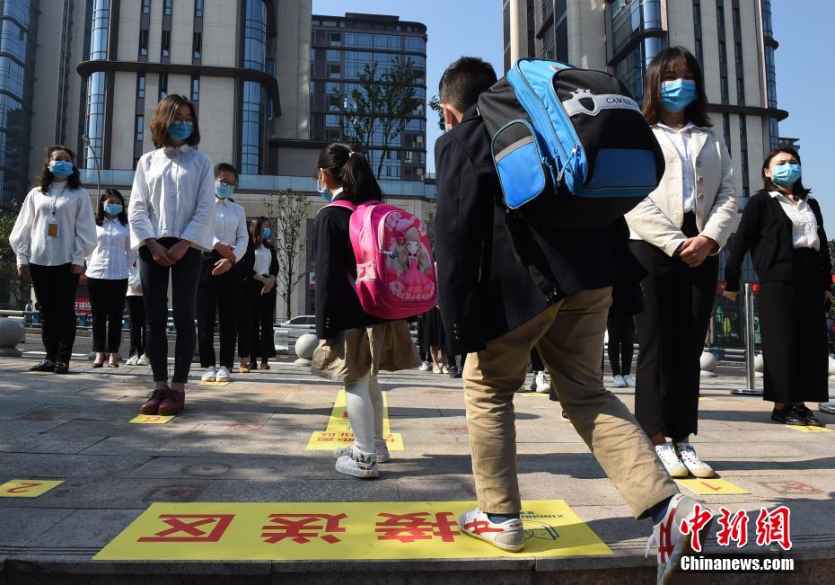 重慶市で第二陣となる小中高校の授業(yè)再開　機に透明隔離板を設(shè)置