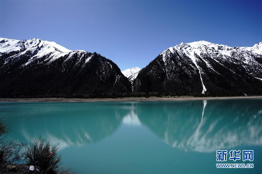 青空と雪山、湖水が織りなす美しき然烏湖の絶景　チベット