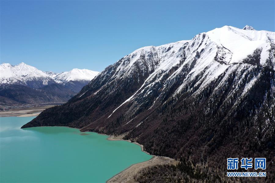 青空と雪山、湖水が織りなす美しき然烏湖の絶景　チベット