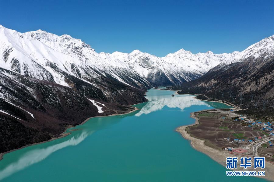 青空と雪山、湖水が織りなす美しき然烏湖の絶景　チベット