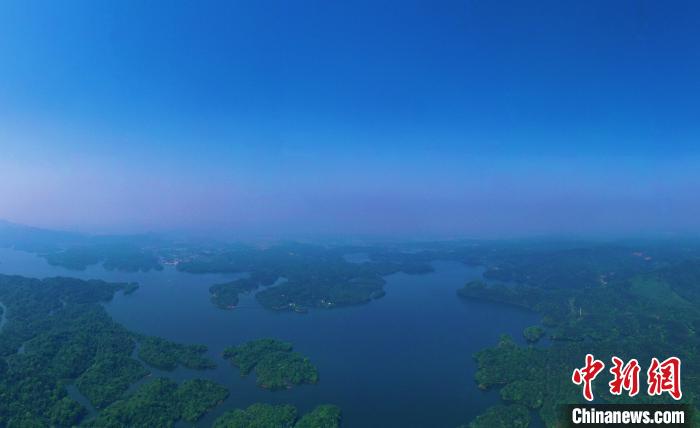 4月28日、上空から眺めた江西省新余市にある仙女湖の晩春の風(fēng)景（撮影?劉占昆）。