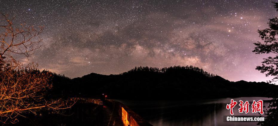 紅竜湖森林公園の幻想的で「広大な星空」（撮影?黃淮河）。