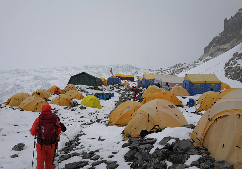 標高6500メートル地點のキャンプに到著した測量登山隊（撮影?辺巴）。