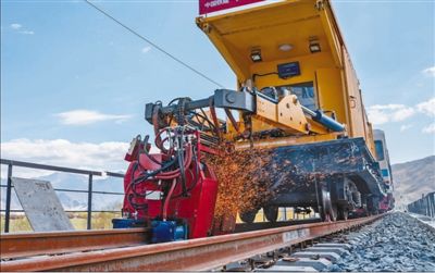 4月16日、川蔵鉄道ラサ-林芝區(qū)間で初となるロングレールのシームレス溶接工事が無(wú)事完成。寫真はレールの溶接工事現(xiàn)場(chǎng)の様子（撮影?袁泉、丁慶浜）。