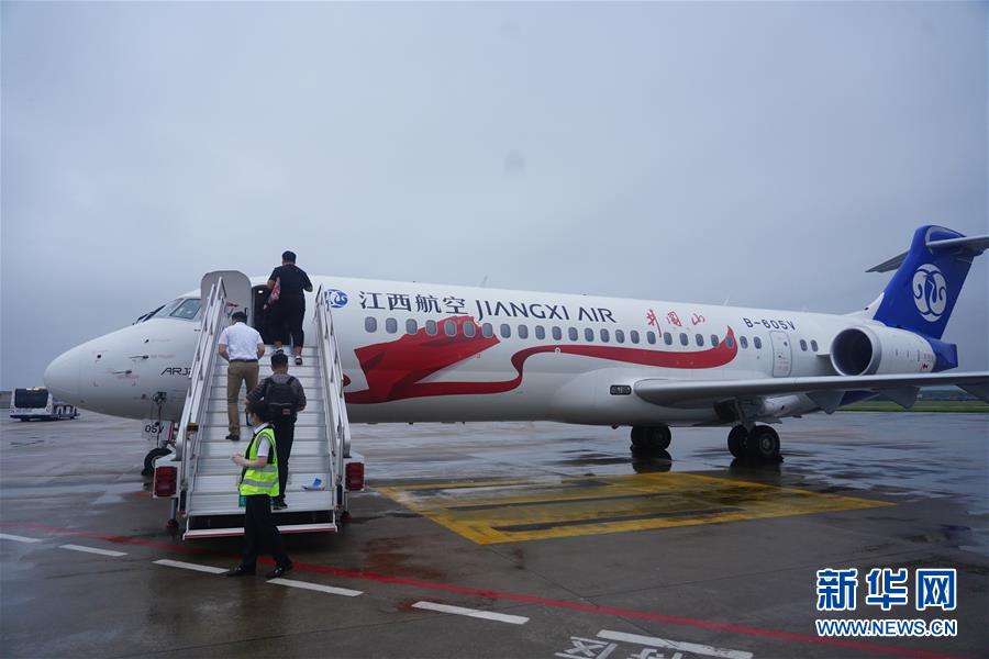 中國(guó)國(guó)産旅客機(jī)ARJ21が江西航空の「井岡山號(hào)」として初飛行　江西省