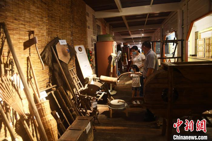 過ぎ去りし時(shí)代の記憶を呼び覚ますレトログッズの數(shù)々　重慶市