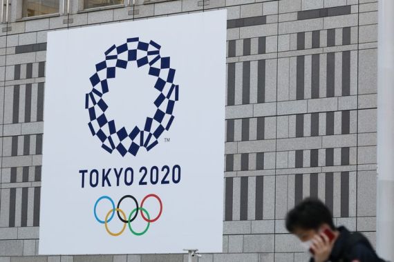 3月25日、東京都庁の壁に掲げられた東京五輪のエンブレム（撮影?杜瀟逸）。