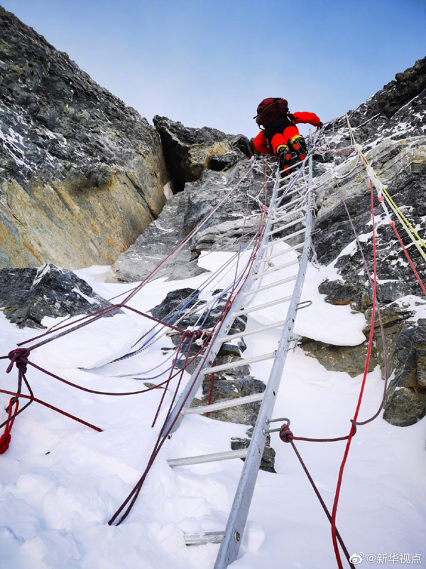 チョモランマ測量登山隊が現(xiàn)地時間11時に登頂成功！