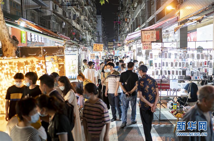 6月1日、武漢市保成路の夜市を楽しむ市民（撮影?熊琦）。