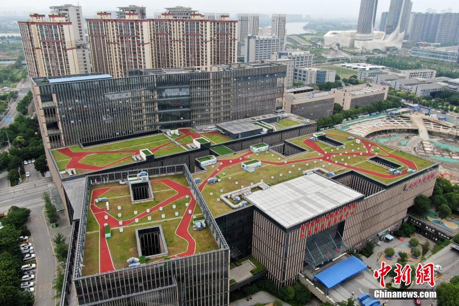 今月9日、上空から撮影した江蘇省南京市建鄴區(qū)河西ニュータウンの南京市児童病院の屋上に建設(shè)された「空中庭園」（撮影?泱波）。 