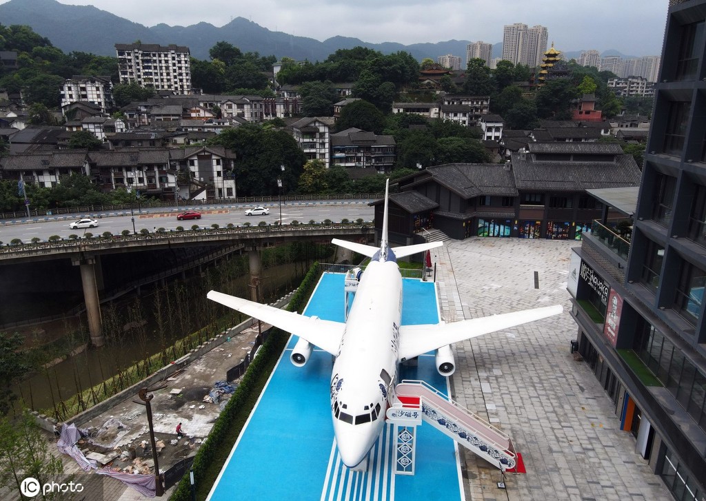 重慶市磁器口古鎮(zhèn)の沙磁巷広場にお目見えしたボーイング737「沙磁號」（寫真著作権は東方ICが所有のため転載禁止）。 