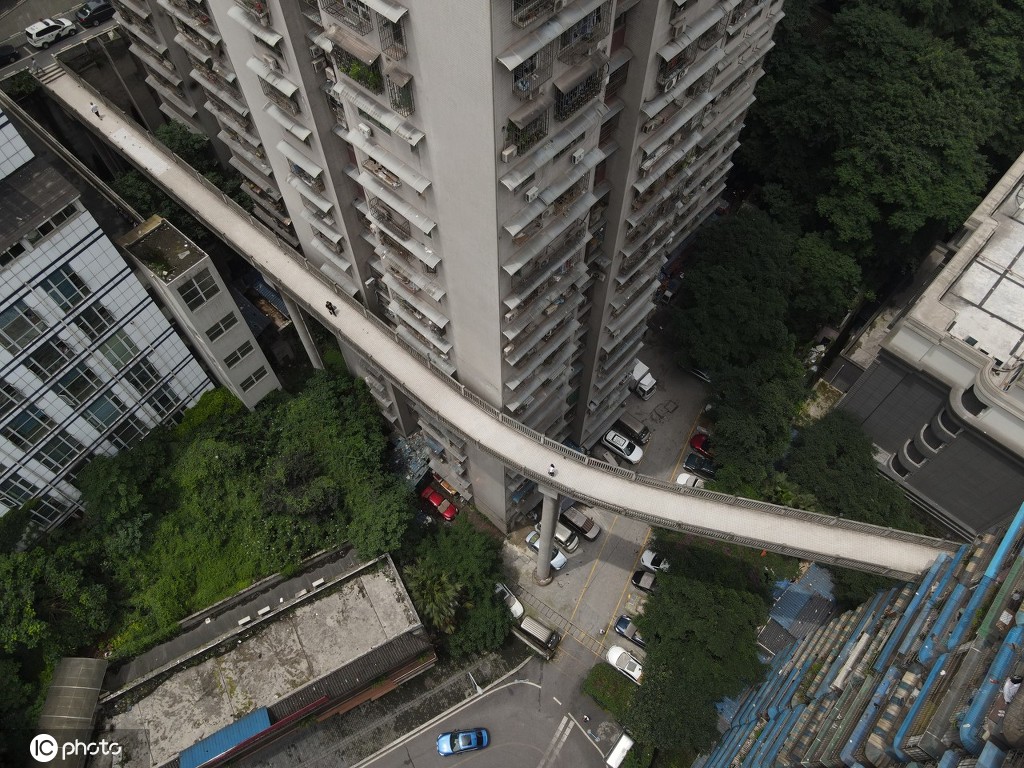 「天上」にかかる地上から40メートルの高さにある歩道橋（寫真著作権は東方ICが所有のため転載禁止）。