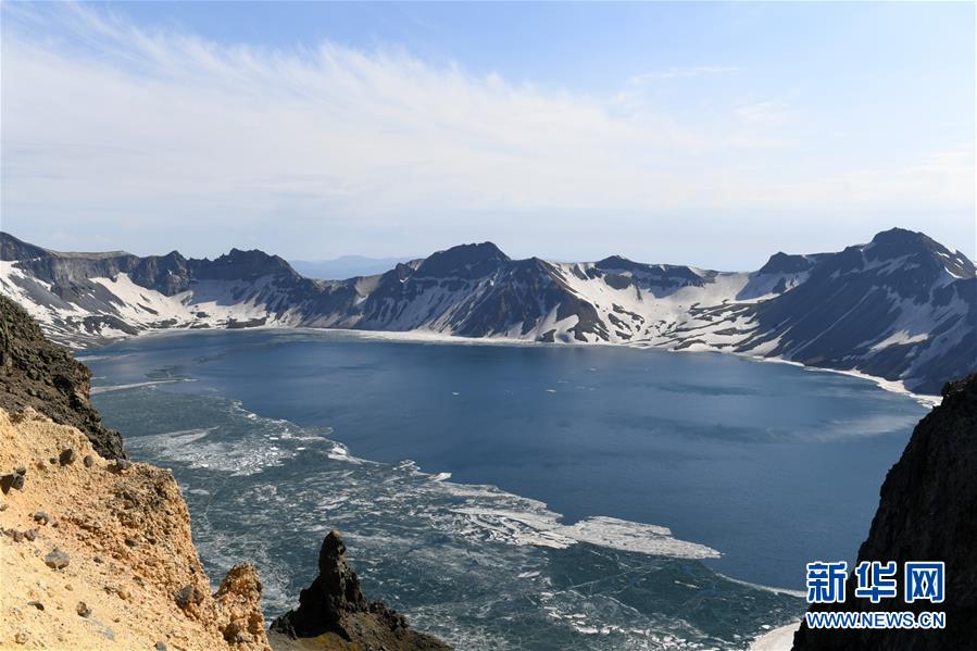 「融氷の季節(jié)」を迎えた長白山天池　吉林省