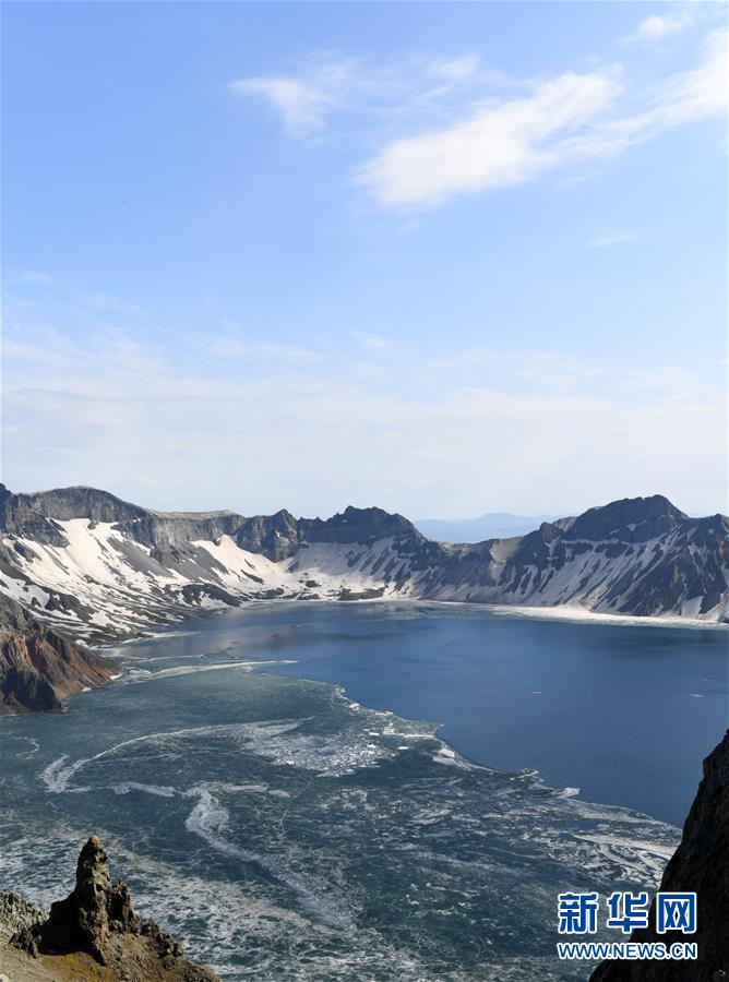 「融氷の季節(jié)」を迎えた長白山天池　吉林省