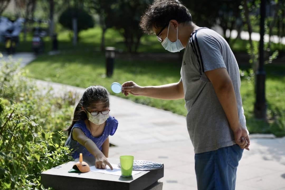 様々な工夫凝らして「金環(huán)日食」を観測する北京市民