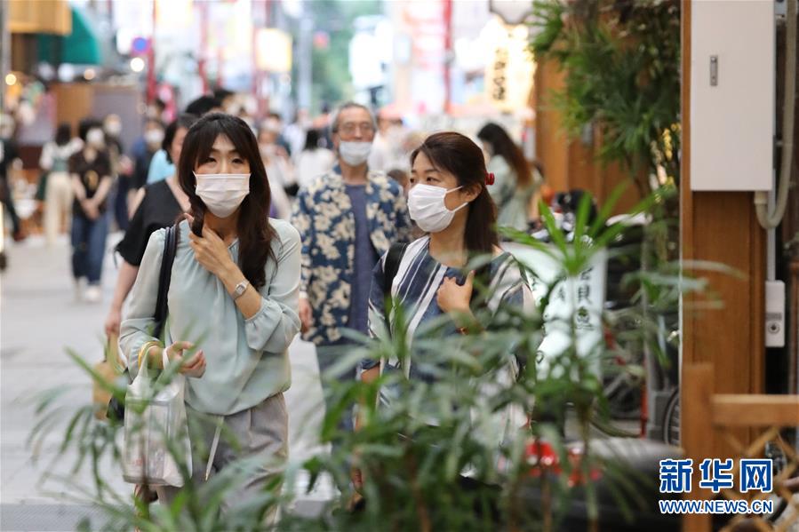 6月21日、東京の観光名所淺草の商店街を散策する観光客（撮影?杜瀟逸）。