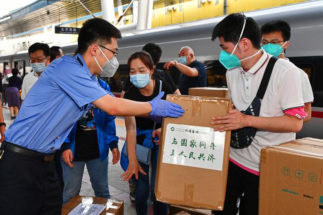 6月20日、北京西駅で、防疫物資を運(yùn)搬する武漢醫(yī)療チーム（撮影?孫立君）。