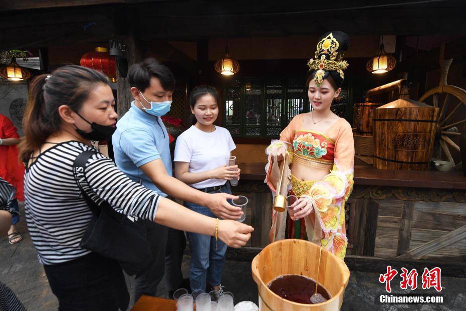 「忘情水」の正體は酸梅湯（梅ジュース）。暑い夏の日に、観光客に少しでも暑さを忘れてもらおうと無(wú)料配布された（撮影?楊晨）。