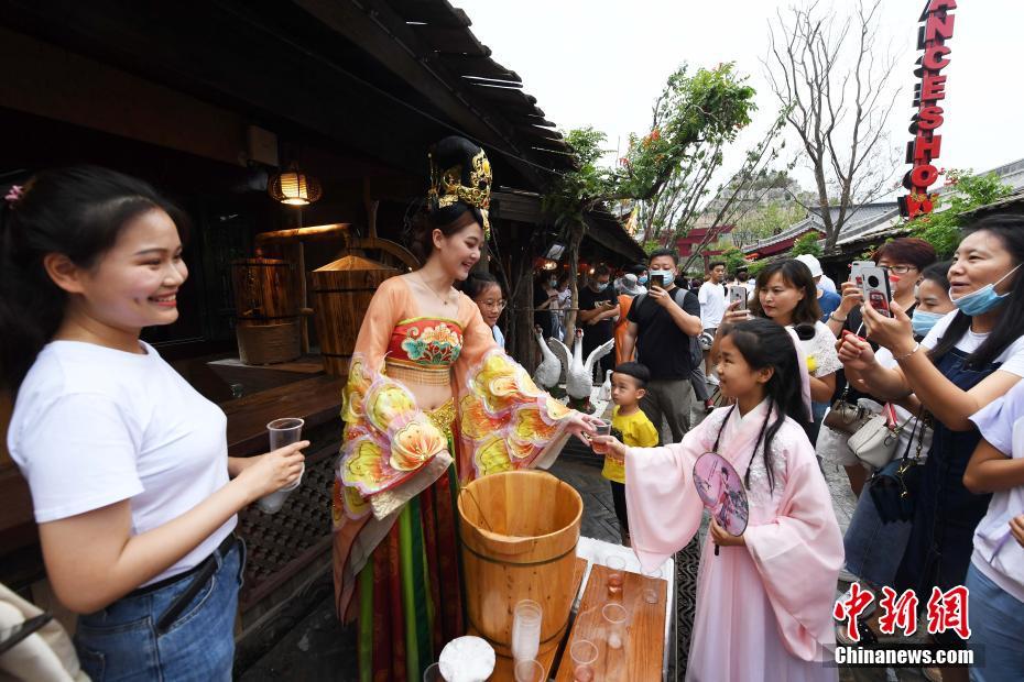 夏至到來(lái)！観光地で漢服姿のパフォーマーが「忘情水」を観光客に無(wú)料配布　陝西省