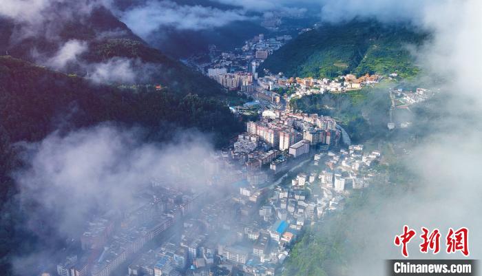 たなびく白い雲(yún)の下に広がる民謡にも歌われている美しい景色　四川省康定