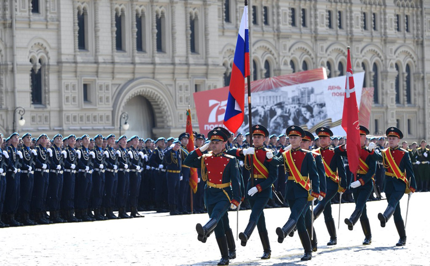 ロシアが赤の広場(chǎng)で軍事パレード　中國(guó)軍儀仗隊(duì)も參加