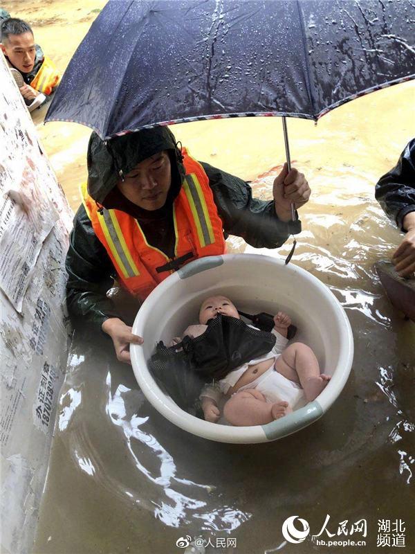 豪雨に襲われた都市！洪水災(zāi)害のなか、洗面器で赤ん坊を救出　湖北省宜昌