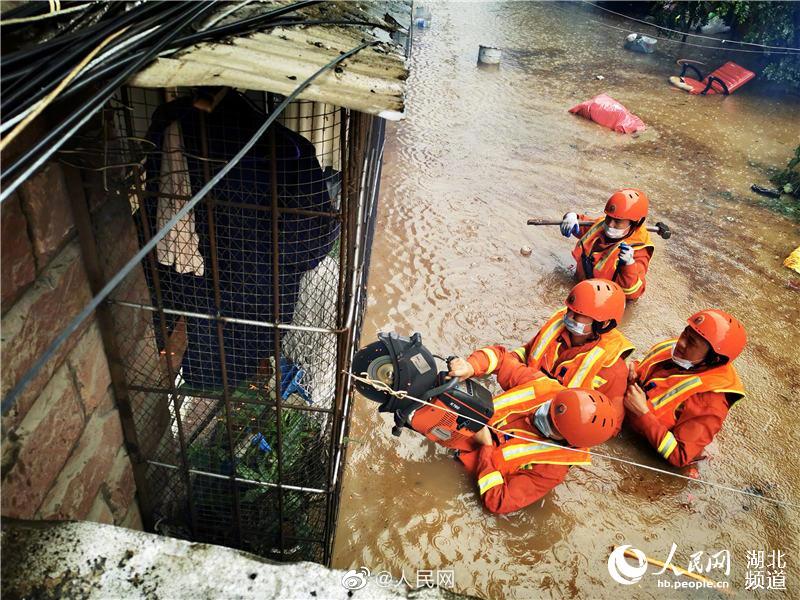 豪雨に襲われた都市！洪水災害のなか、洗面器で赤ん坊を救出　湖北省宜昌