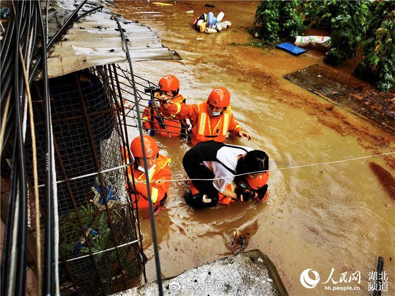 豪雨に襲われた都市！洪水災(zāi)害のなか、洗面器で赤ん坊を救出　湖北省宜昌