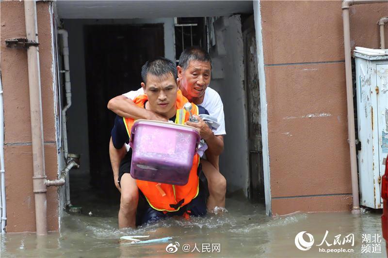 豪雨に襲われた都市！洪水災(zāi)害のなか、洗面器で赤ん坊を救出　湖北省宜昌