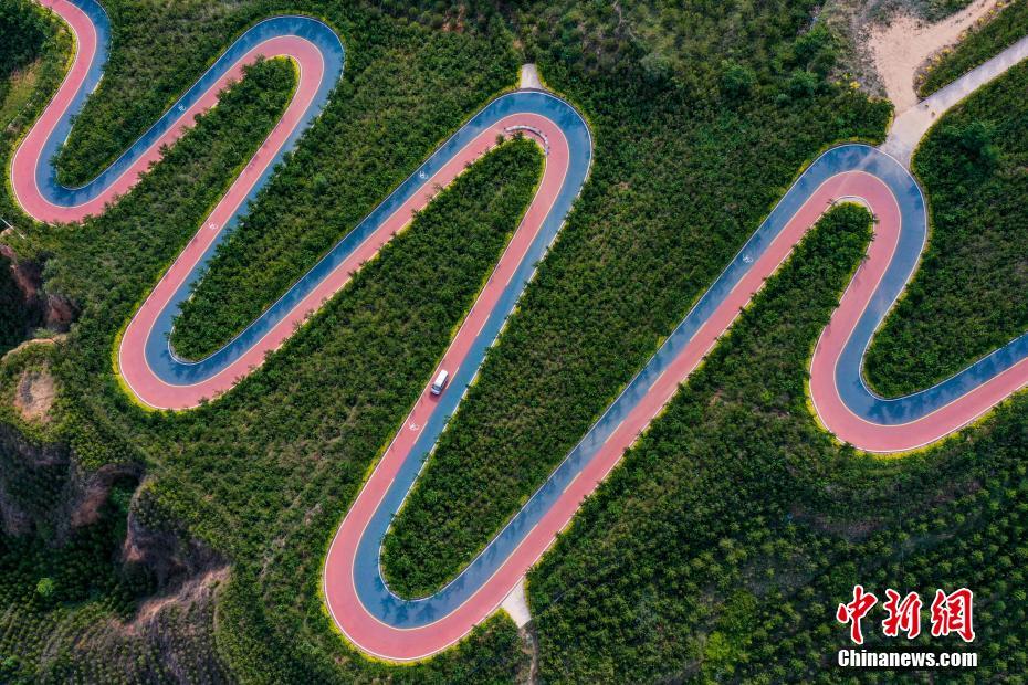 上空から撮影した玉泉山森林公園の「虹の道路」（6月29日撮影?武俊傑）。