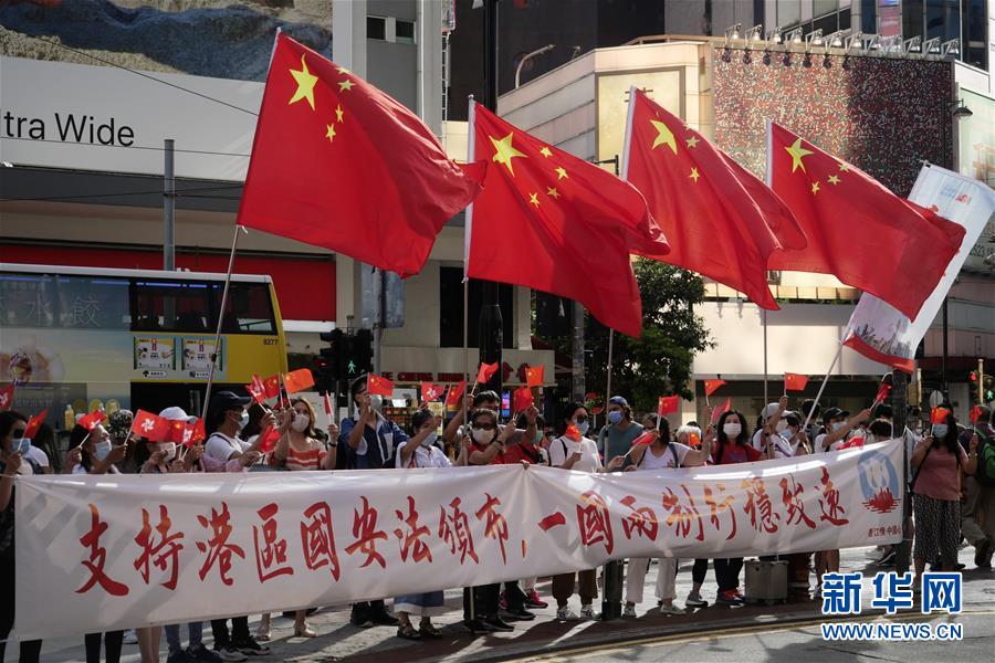 6月30日、香港地區(qū)の銅鑼灣（コーズウェイベイ）で香港地區(qū)國家安全維持法案支持を表明する香港市民（撮影?王申）。