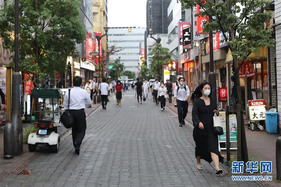 6月30日、東京の街中で、マスクを著用して歩く人々（撮影?杜瀟逸）。