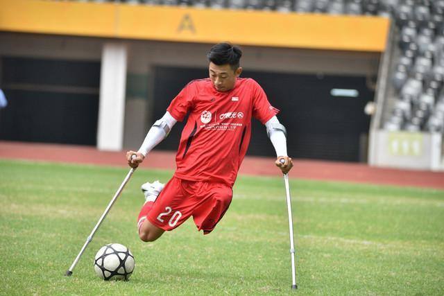 ダメにした杖46本！片足失っても強(qiáng)い意志でサッカー練習(xí)　広東省