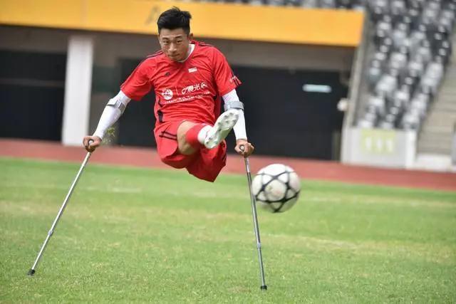 ダメにした杖46本！片足失っても強(qiáng)い意志でサッカー練習(xí)　広東省