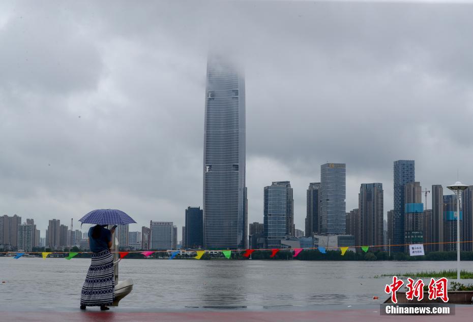 7月5日、湖北省武漢市で、漢口江灘で川の流れを見る市民（撮影?張暢）。