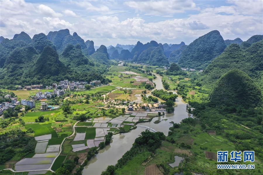 夏の爽やかで美しい風(fēng)景　広西陽朔