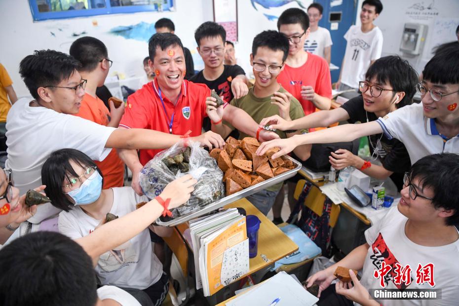 湖南省長(zhǎng)沙の高校で受験生激勵(lì)會(huì)　高校3年生に盛大なエールを！