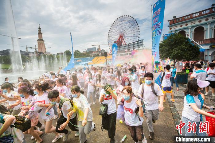 湖南の大學受験生1萬人、卒業(yè)を祝い「カラー?ラン」に參加