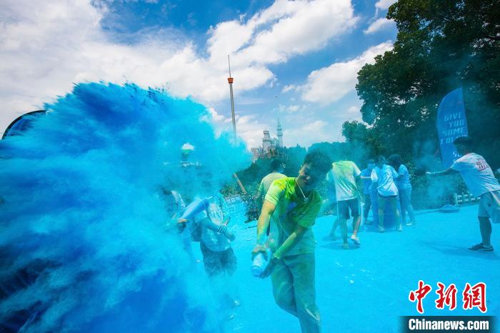 湖南の大學(xué)受験生1萬(wàn)人、卒業(yè)を祝い「カラー?ラン」に參加