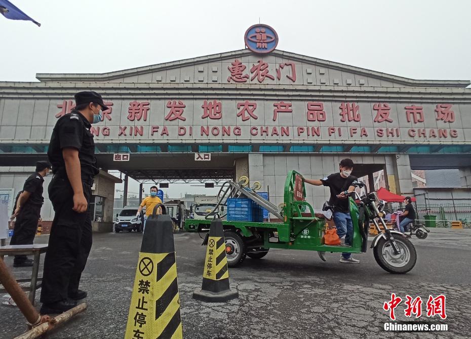 自分の荷物を引き取りにきた店主（撮影?張宇）。