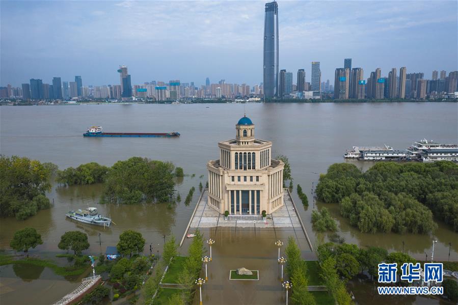 7月13日、水位上昇が続いた長(zhǎng)江の水で冠水した漢口江灘一級(jí)親水平臺(tái)の周?chē)欤ē丧愆`ンによる撮影?肖蕓九）。