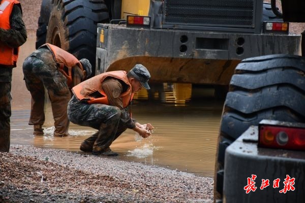 堤防復(fù)舊作業(yè)8時(shí)間！全身泥まみれで食事をとる兵士らに敬意を！　湖北省 